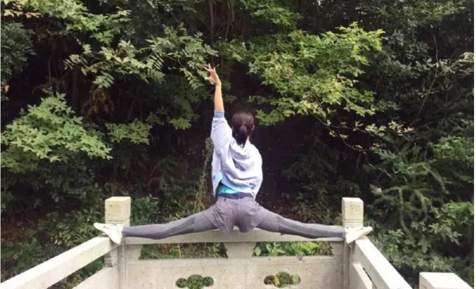 金晨蜜汁沉迷一字马,下水上天都要秀,这次裤子