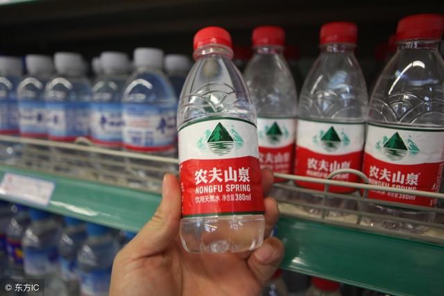 小卖部矿泉水2元,为何在高铁站却卖到10元?原因你绝对想不到