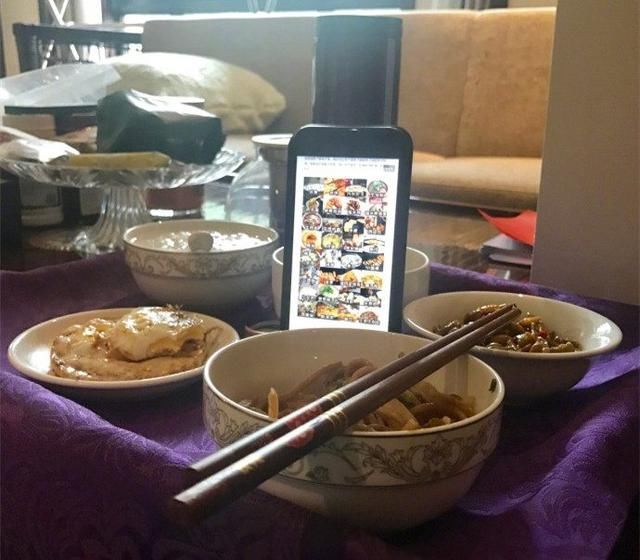 刘亦菲吃饭盯美食照片止馋显呆萌,《谈判官》