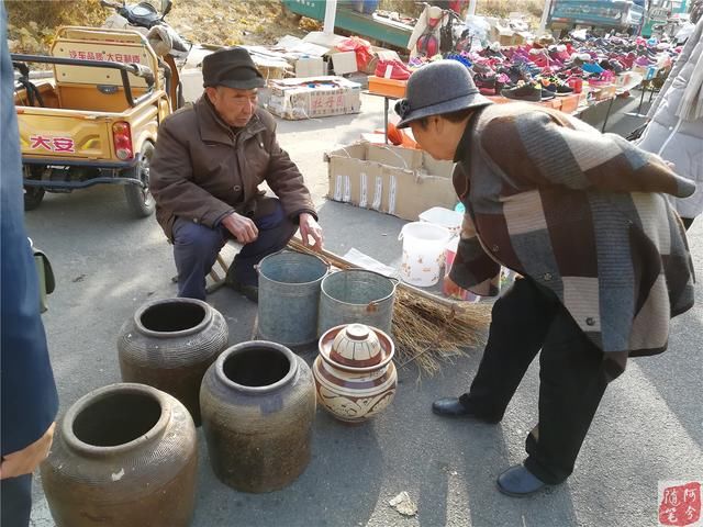 农村赶大集，农民大爷亏本卖坛子和水筲，咋回事？