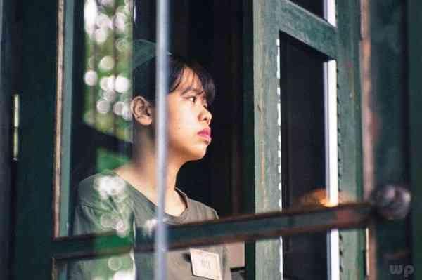 中国女孩在西班牙 上电视介绍中超两强