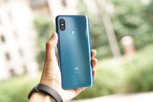 小米8首次开卖，金色蓝色版本超美，骁龙845超快!价格太诱人!_【快资讯】