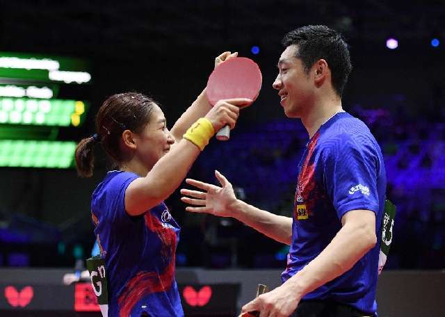 许昕\/刘诗雯为中国队夺得布达佩斯世乒赛首金