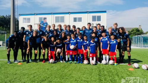 首个中国足球青训营登陆比利时 体验红魔的养