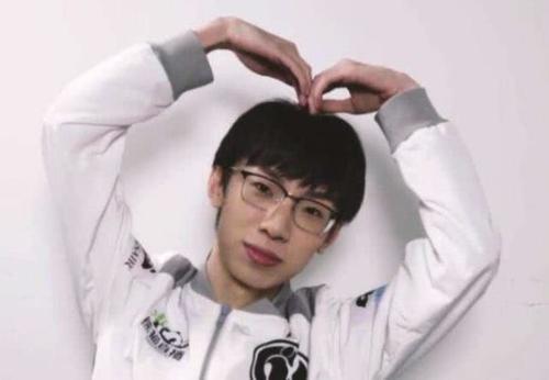 IG宝蓝将ID改成最初的名字,新辅助的出现将宝