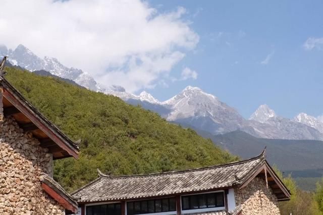 这座民宿位于玉龙雪山脚下第一村旁，是99％的游客都不知道的秘境