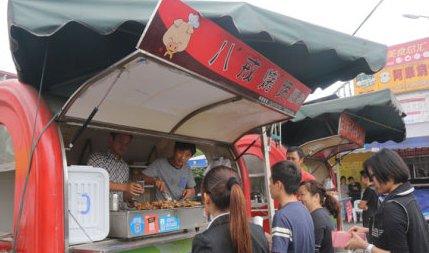 烤蹄哥放弃高薪工程师工作,街边卖烤蹄令人不