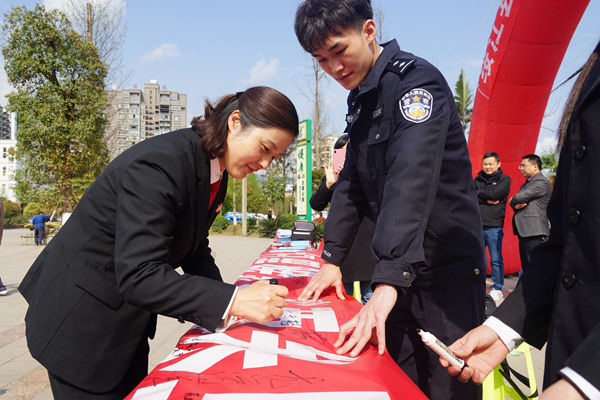 绥江县法院开展扫黑除恶专项斗争宣传活动