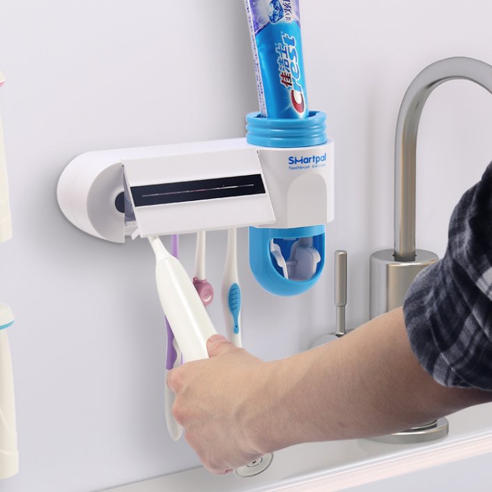 外国妈妈真是太聪明了,这样躺着帮宝宝洗头,宝