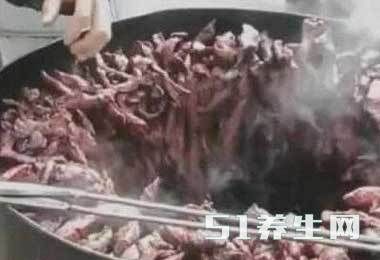 大叔集市上烤大桶“牛肉干”：客人都排队抢着买