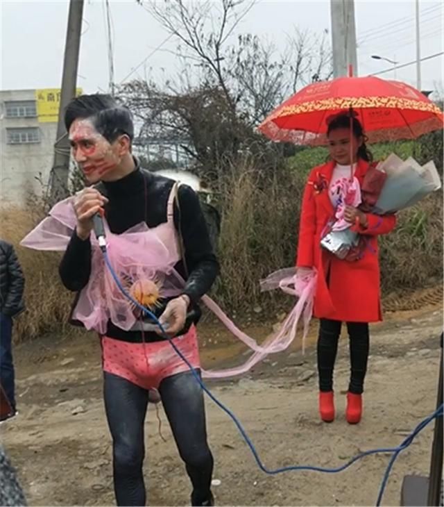 闹婚:众人逼迫新郎穿新娘的内裤和丝袜,新娘对