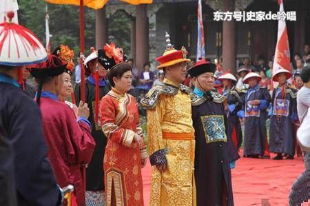 清朝皇室后裔，穿着龙袍祭祖，场面非常壮观，让人误认为穿越了