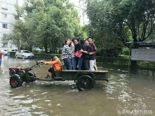 云南财大和西南林大被淹！同学们坐着拖拉机、三轮车“漂洋过海”