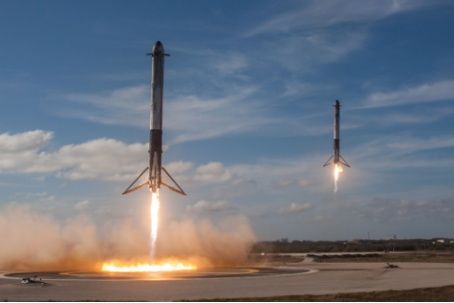 SpaceX重型猎鹰首飞圆满，一起上天的还有一辆特斯拉跑车