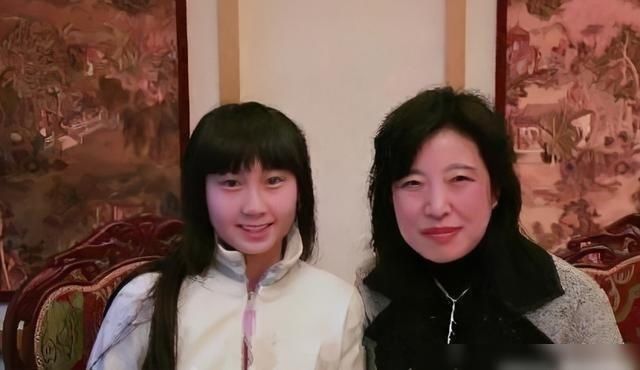 央视主持人水均益，抛弃瘫痪妻？却养智障大哥16年？