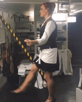 爆笑gif趣图:这样打乒乓球挺会玩哦!