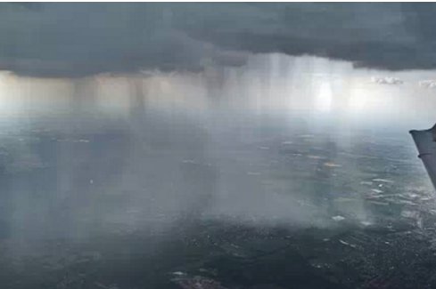 坐飞机遇上下雨才是你的福气，雨景实在太美了如梦似幻!