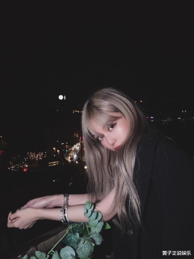 周扬青与安琦同框现身夜上海，两人都是高颜值，脸上黑痣意外抢镜