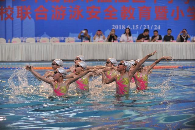 首届温江区青少年儿童游泳安全教育暨小学生游
