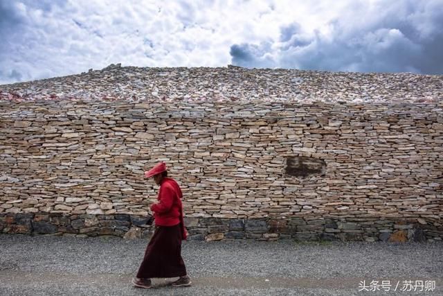 一人丢一块石头，结果成为世界最大的石堆，据说已达20亿