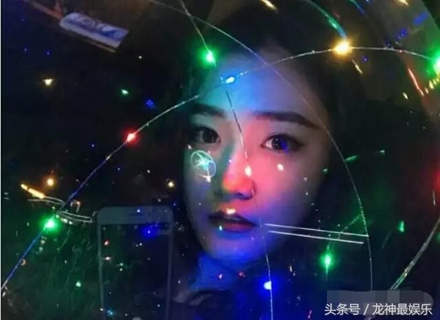 空姐大量生活照被爆，美丽无罪被杀有因，千不该万不该车内说这话