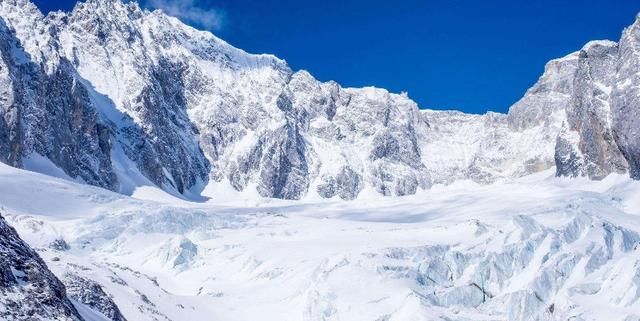 到玉龙雪山体验白雪皑皑的世界,雪峰连绵不绝