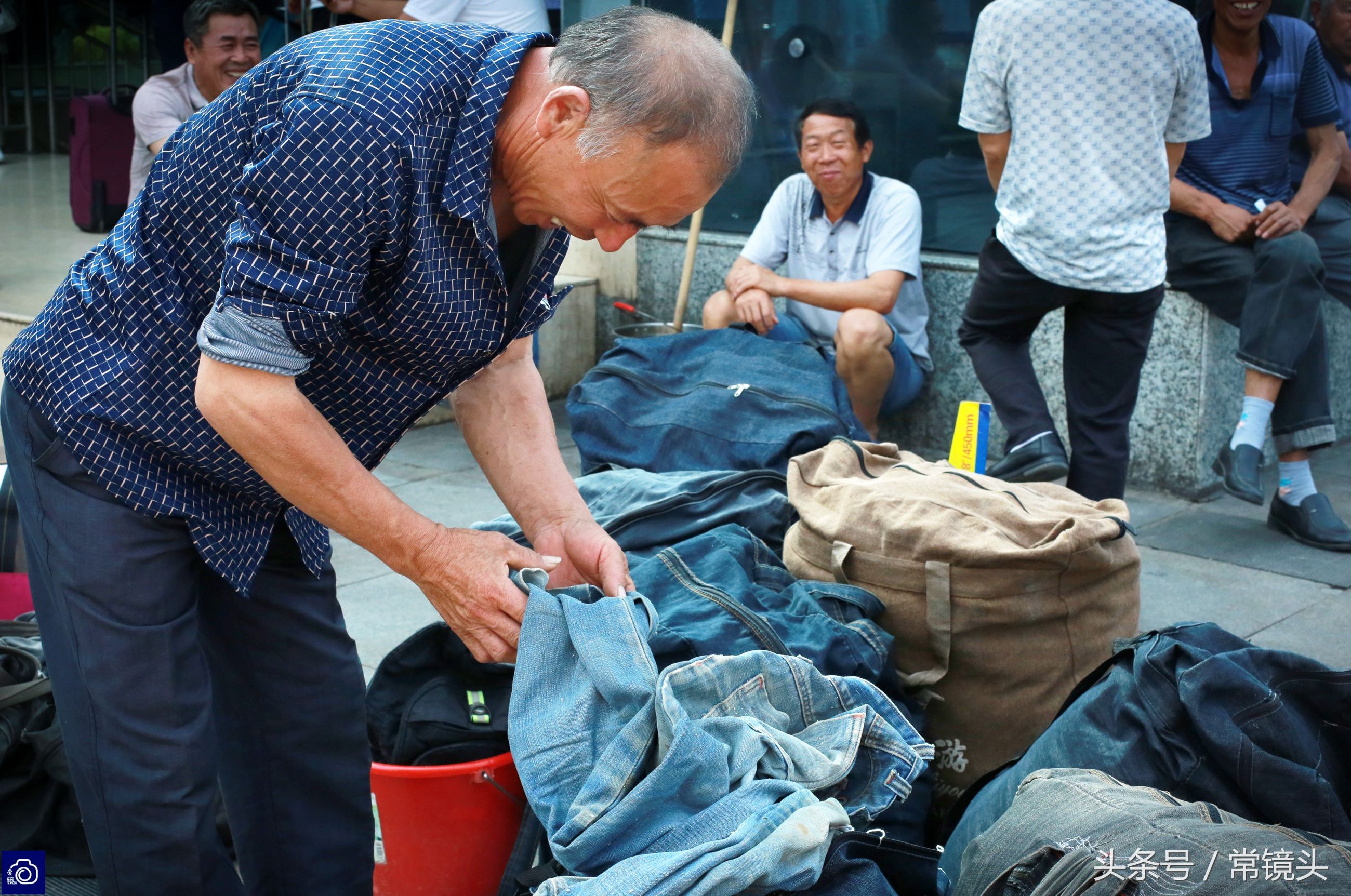 民工上车前匆匆忙忙换上新衣，风光返乡收麦