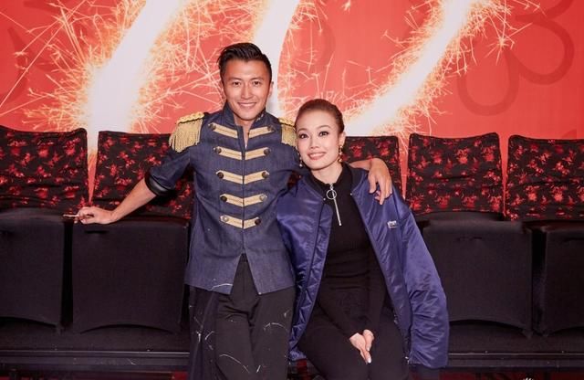 谢霆锋一身潮装做美食,网友评:究竟是做菜还是