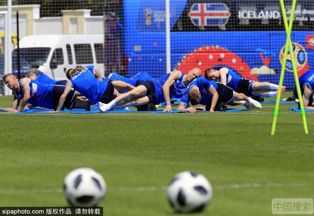 冰岛队举行首堂训练课 高温难挡球迷热情