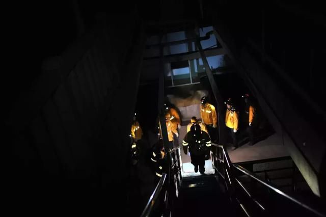 深夜,一帮人在大胜关长江大桥上敲敲打打……