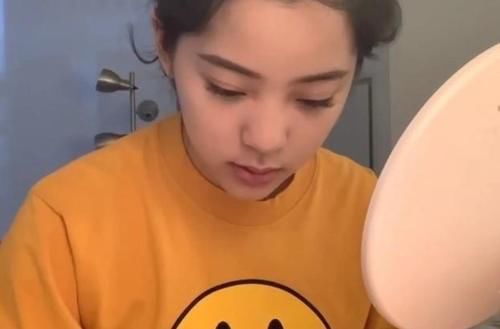 有一种眼影富婆叫欧阳娜娜，不小心拍到她的化妆台，粉丝集体热闹了！