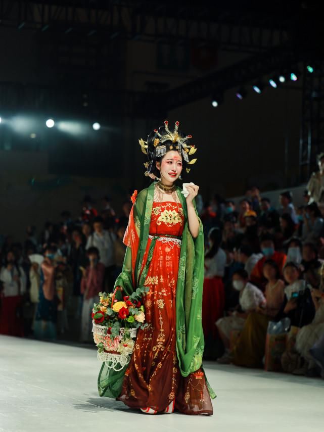 华裳九州汉服走秀到底怎么了？频繁上多次热搜，原因竟是因为这个