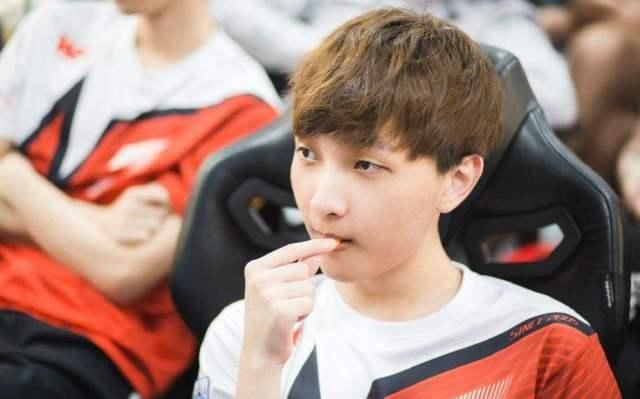 LOL:兮夜卡萨丁五杀加冕LPL第一中单！网友:和Faker、UZI一个水平