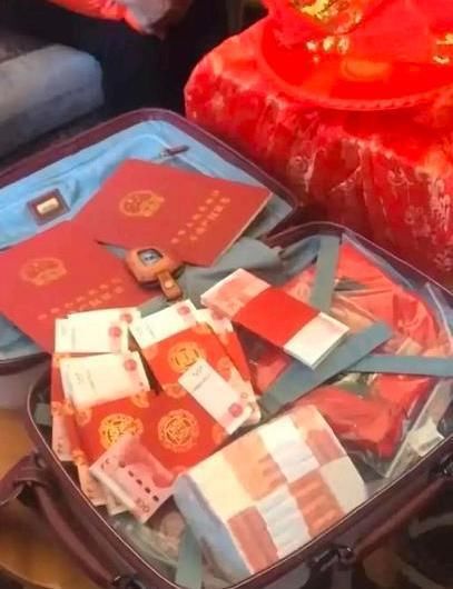 大衣哥儿媳遭村民围观！婆婆怒指邻居急救场，丈夫紧跟身后不说话