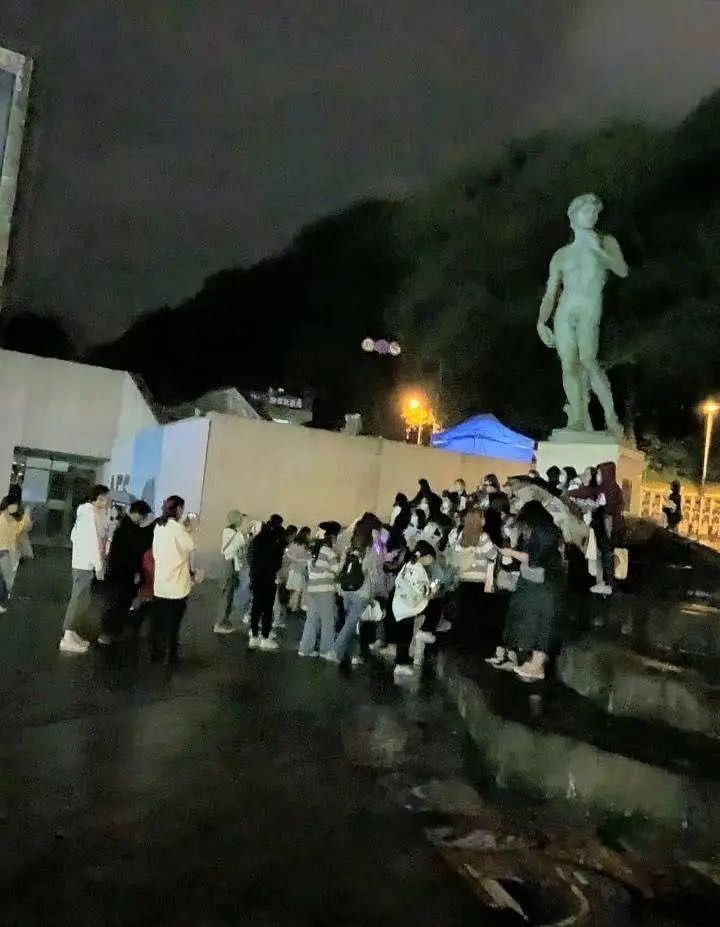 肖战刚复出粉丝又惹事儿？生日应援犹如丧尸围城，引学校反感