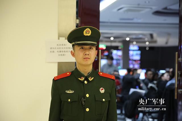 背对春晚现场,他们是荧屏后最可爱的人