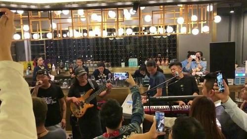 李亚鹏生日聚会大佬云集，尔康退圈罕露面，暴露真实消费水平