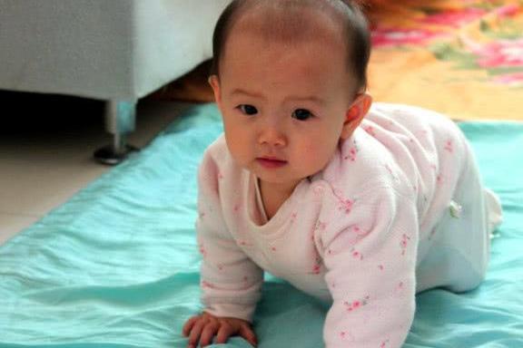 怎么教宝宝爬起来自己坐着 t010c749f734d5f3357.jpg