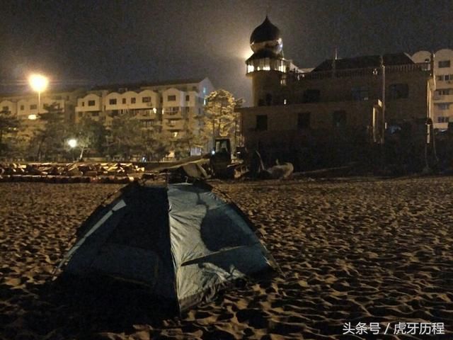 摩旅穷游，一个人骑摩托车去到陌生的城市，晚上在威海沙滩上扎营