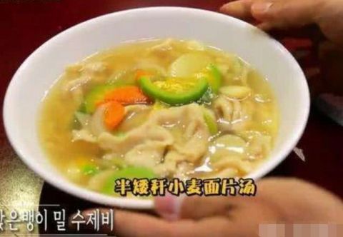 女星蔡琳回韩国录美食节目,网友:中国家常饭成