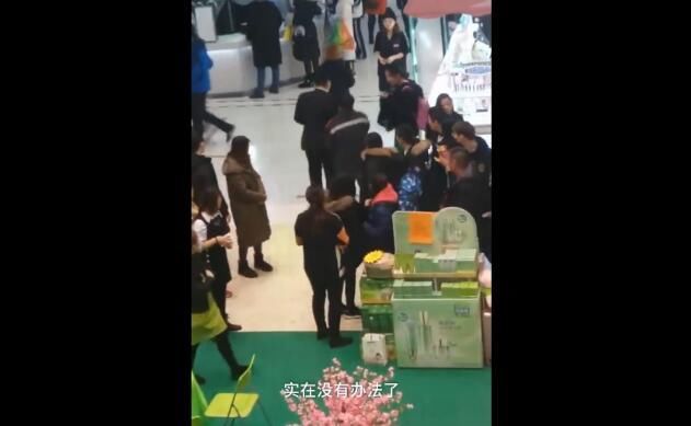 扫码枪被抢要罚款1000元 快递小哥商场内下跪