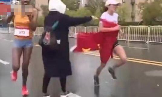 白岩松谈马拉松递国旗:做表面文章其实不是爱