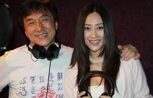 张艺谋都带不火，却被成龙看中后一炮而红，现成娱乐圈纯洁天使