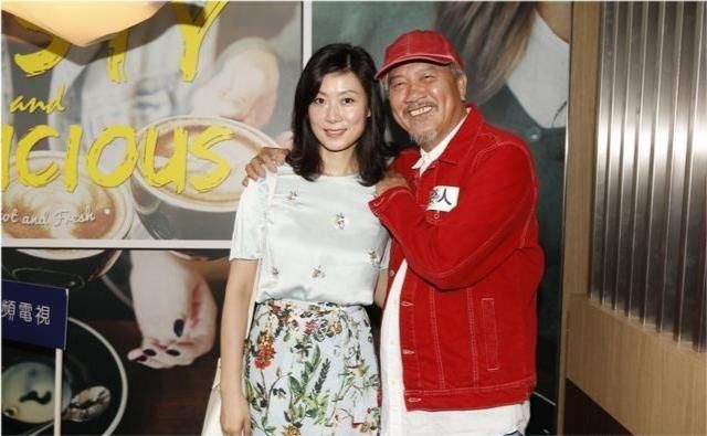 影帝万梓良商演只能站凳上唱歌,一件西装穿7年,为养娇妻忙捞金