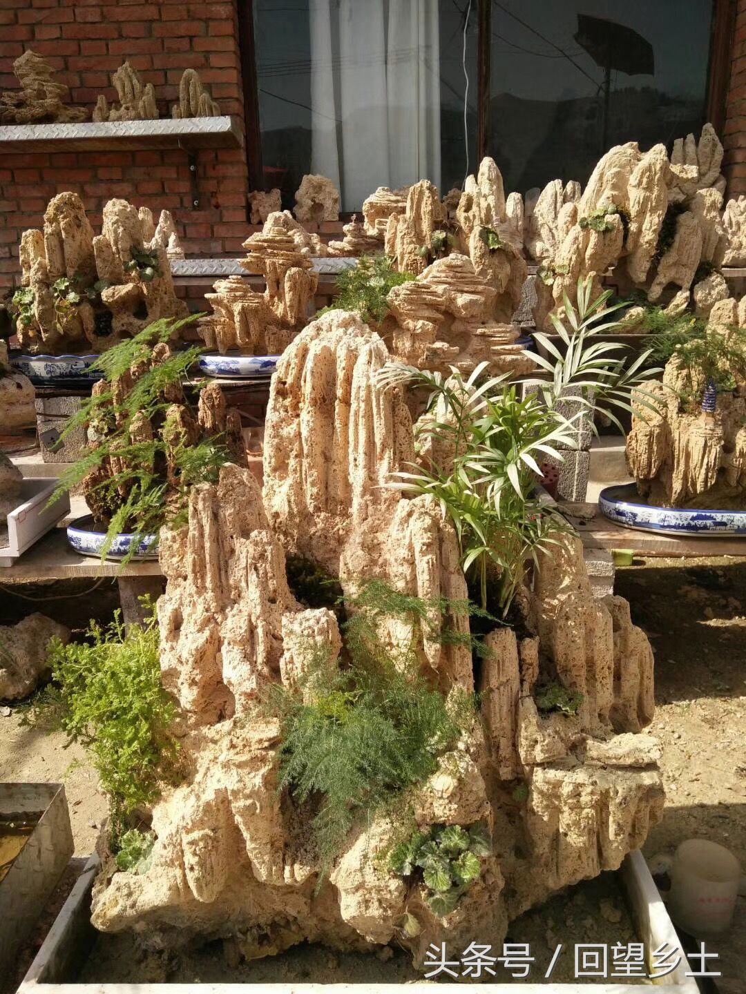 豫西卢氏山区有种石头叫上水石稍加雕琢就是一件盆景作品喜欢吗?