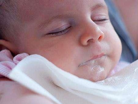 婴儿吐奶、溢奶怎么办?专家建议家长们应该这