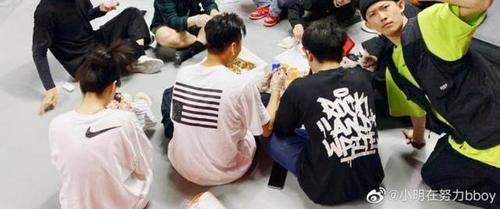 发红包，吃螃蟹，钟汉良和哇挖酷宝们上演偶像剧情节