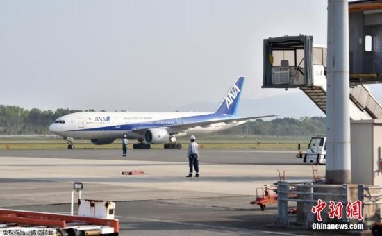 日本成田机场一架客机机舱冒白烟 137人疏散