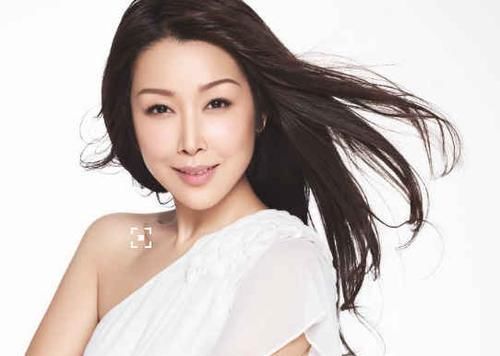 妈妈是歌后，爸爸是百亿富豪，儿子的长相让人一言难尽！