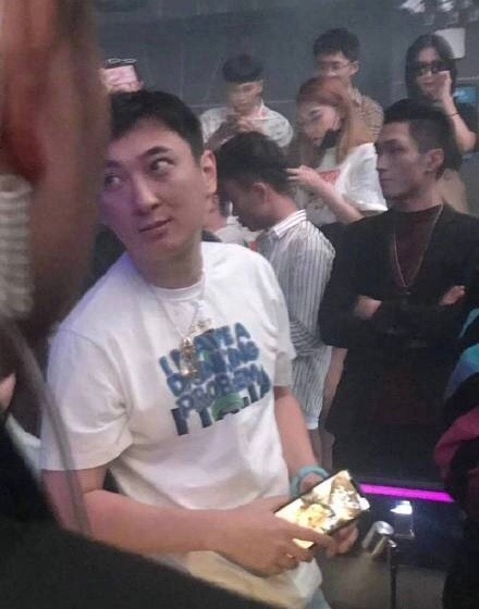 成都夜店偶遇王思聪 与友人站在夜店人群中狂
